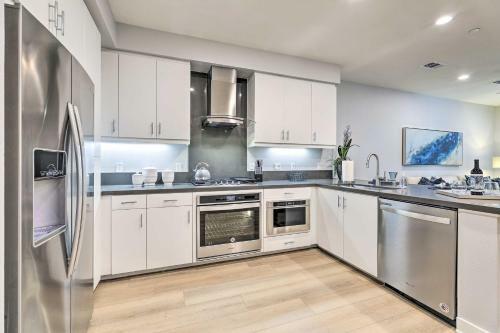 Apartamento Modern Irvine Condo With Pool - 7 Mi To Beach!