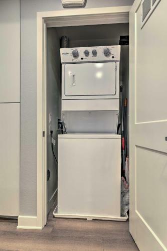 Apartamento Modern Irvine Condo With Pool - 7 Mi To Beach!