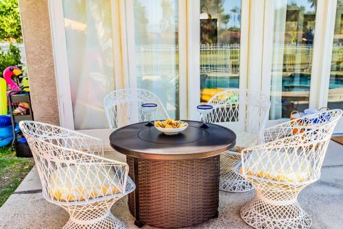 Desert Pool House: Sun, Swim, Sip & Stay
