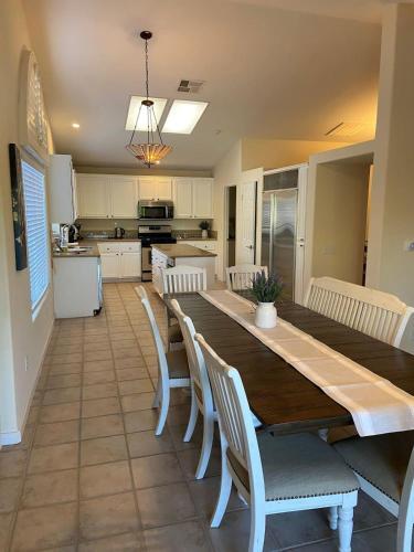 Stunning 5 Star Home Retreat Private Pool-spa-bbq 4br-