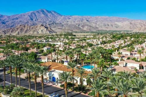 Cheerful 2 Bedroom Home In A Quiet Gated Community
