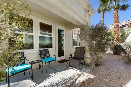 Cheerful 2 Bedroom Home In A Quiet Gated Community