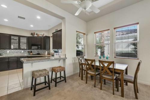 Cheerful 2 Bedroom Home In A Quiet Gated Community
