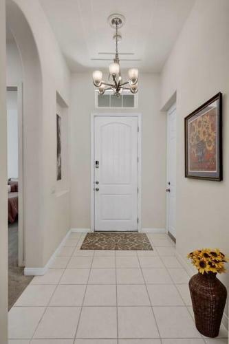 Cheerful 2 Bedroom Home In A Quiet Gated Community
