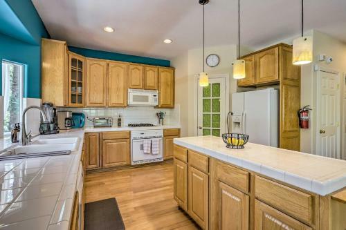 Spacious Lake Arrowhead Retreat With Hot Tub!
