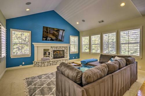 Spacious Lake Arrowhead Retreat With Hot Tub!