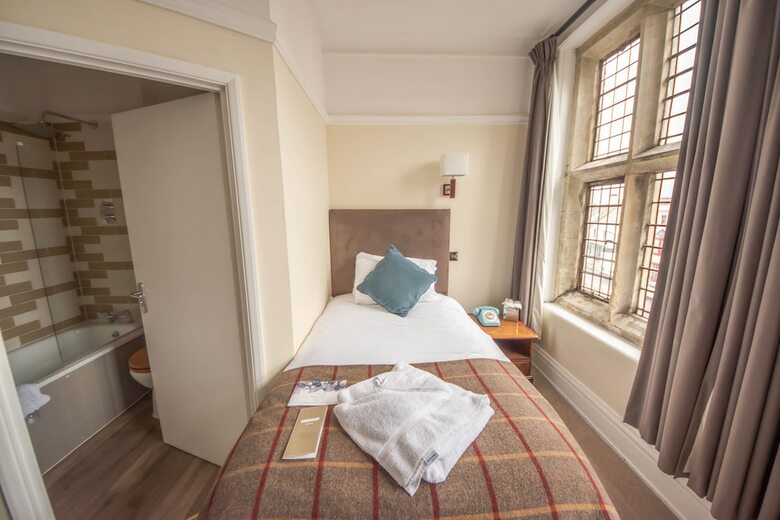 Norfolk Arms Hotel