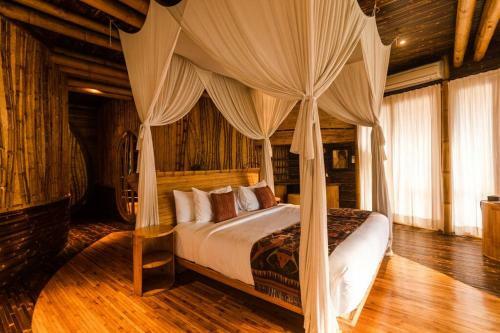 Villa Sharma Springs 5 Bds Luxurious Bamboo Mansion Pool