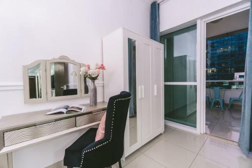 A C Pearl Holiday Homes - Pristine Marina View Apartment