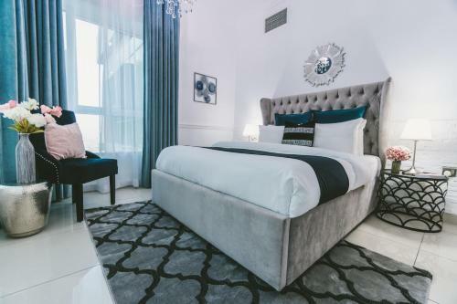 A C Pearl Holiday Homes - Pristine Marina View Apartment