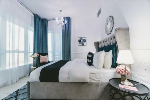 A C Pearl Holiday Homes - Pristine Marina View Apartment