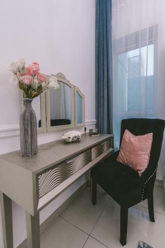 A C Pearl Holiday Homes - Pristine Marina View Apartment