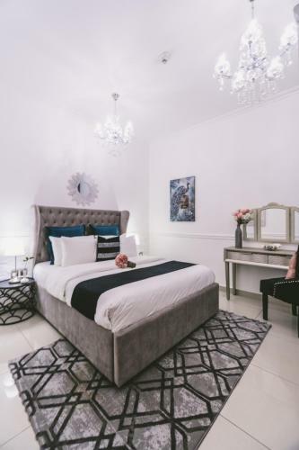 A C Pearl Holiday Homes - Pristine Marina View Apartment