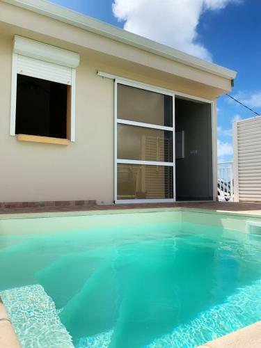 Sainte-anne , F2 Avec Mini-piscine Et Pergola