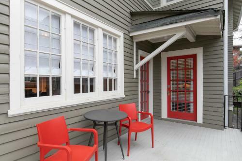 Red Door Retreat- Executive, Luxury, Historic