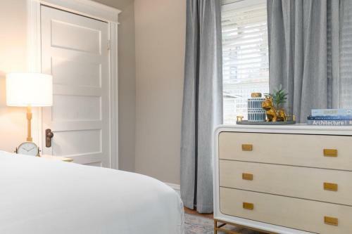 Red Door Retreat- Executive, Luxury, Historic