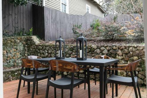 Red Door Retreat- Executive, Luxury, Historic