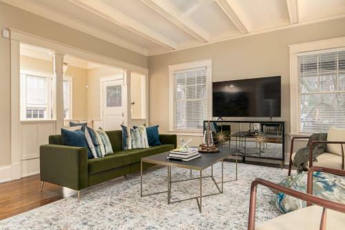 Red Door Retreat- Executive, Luxury, Historic