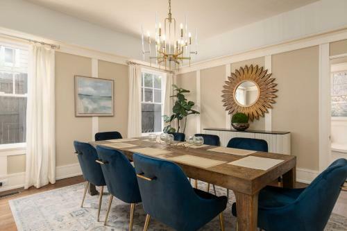 Red Door Retreat- Executive, Luxury, Historic