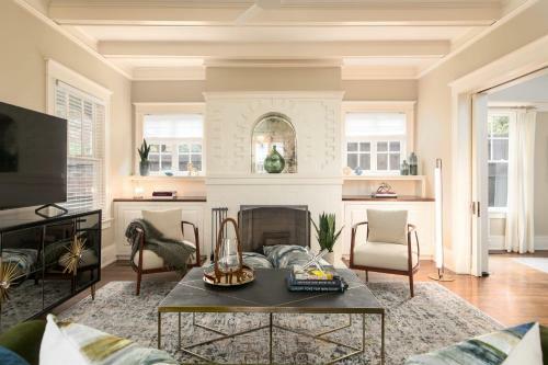 Red Door Retreat- Executive, Luxury, Historic