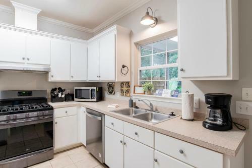 Hazel's Happy Hideaway- Midtown Mobile!