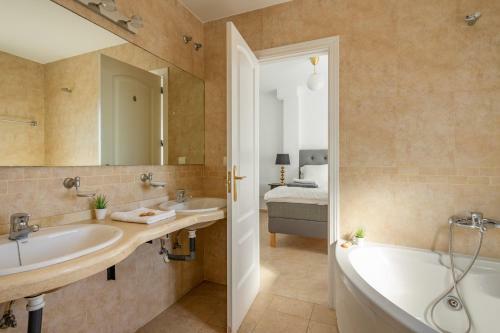 Apartamento Stunning Penthouse With Private Pool In La Cala Steps From Beach