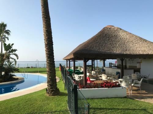 Apartamento Mi Capricho, Beachfront, Grownfloor, Private Garden & Terrace