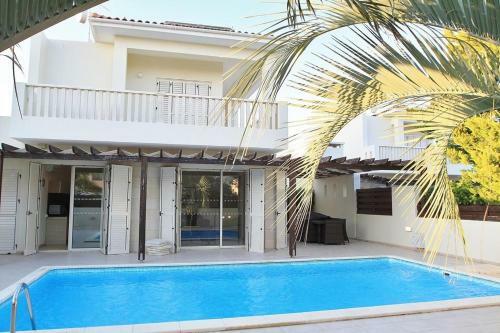 Villa Larnaca Bay Resort