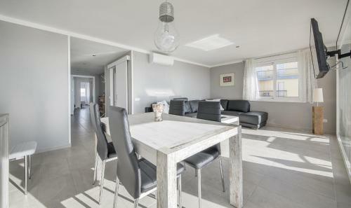 R13 Beachfront Apartment Segur