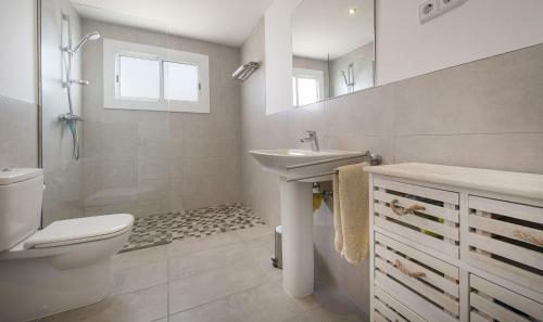 R13 Beachfront Apartment Segur