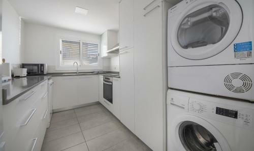 R13 Beachfront Apartment Segur