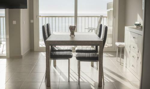 R13 Beachfront Apartment Segur