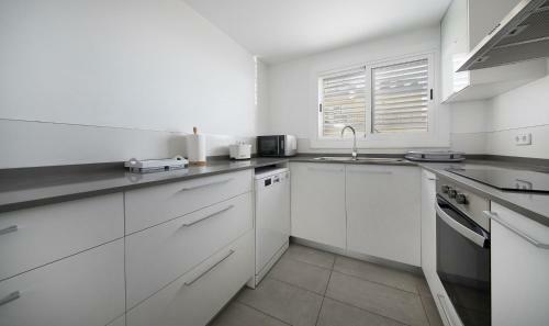 R13 Beachfront Apartment Segur