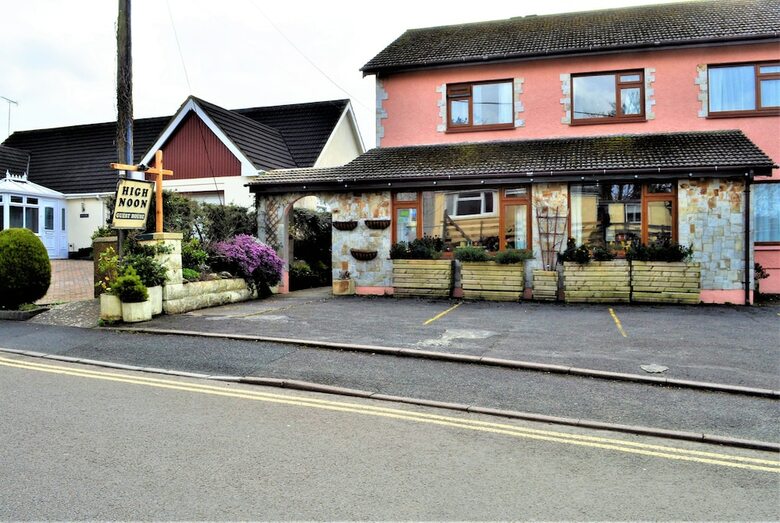 Hostal High Noon Guest House