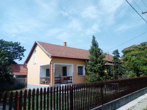 Eszter H�z