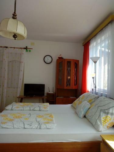 Eszter H�z