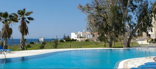 Kings Palace - Modern And Stylish Pool Facing Apartment