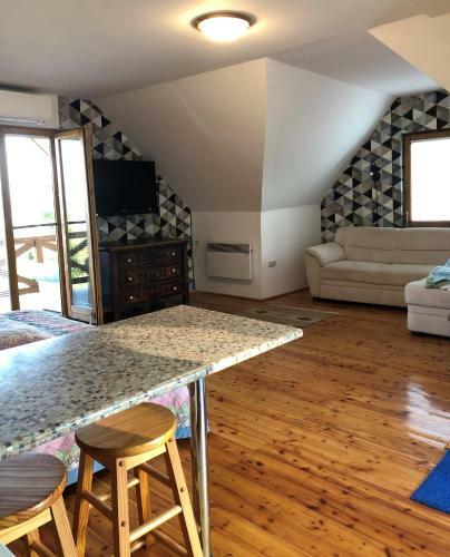 Sz?l?skert Studio Apartman �brah�mhegy