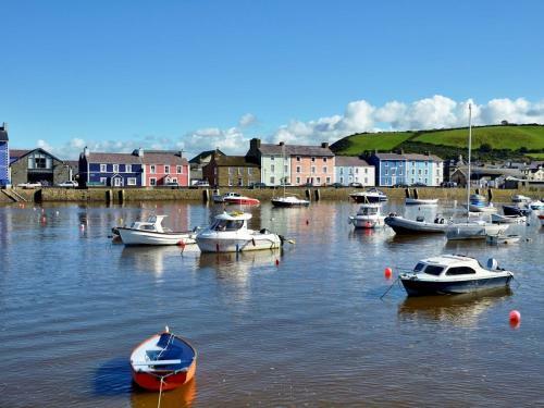 Apartamento Pass The Keys Modern 2 Bed Flat Overlooking Aberaeron Harbour