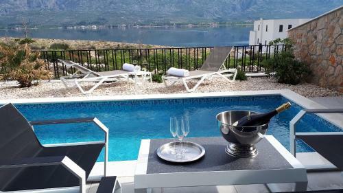 Pool And Sea Luxury Apartment