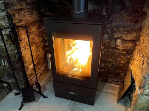 The Cwtch, With Log Fire, Sleeps 5, Pets Welcome, Nr Zip World Tower