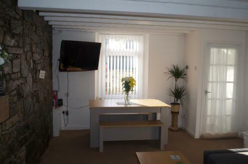 The Cwtch, With Log Fire, Sleeps 5, Pets Welcome, Nr Zip World Tower