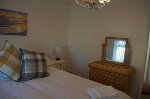 The Cwtch, With Log Fire, Sleeps 5, Pets Welcome, Nr Zip World Tower