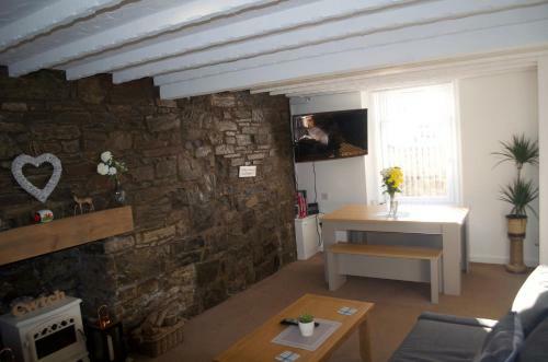 The Cwtch, With Log Fire, Sleeps 5, Pets Welcome, Nr Zip World Tower