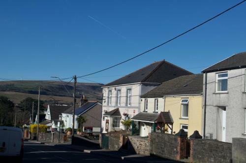 The Cwtch, With Log Fire, Sleeps 5, Pets Welcome, Nr Zip World Tower