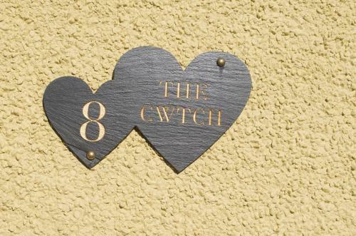 The Cwtch, With Log Fire, Sleeps 5, Pets Welcome, Nr Zip World Tower