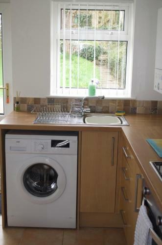 The Cwtch, With Log Fire, Sleeps 5, Pets Welcome, Nr Zip World Tower