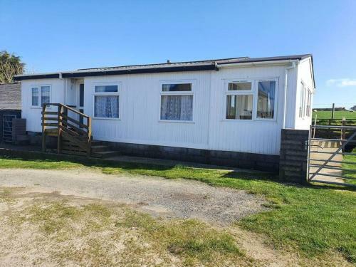 On Farm Chalet, Sleeps 6, Rhoshirwaun