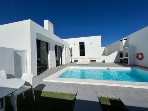 Villa Blanca, Designer Villa With Pool In Teguise