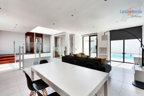 Villa Blanca, Designer Villa With Pool In Teguise